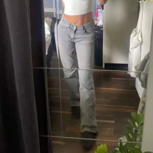 Mid waist straight jeans från Ginatricot. Storlek 32. Säljer eftersom de inte kommer till användning längre💘