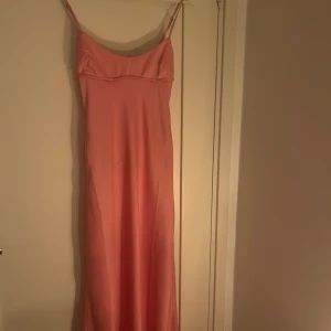 Klänning - Jätte fin sommarklänning som jag kanske tänkte ha på min bal men så valde jag en annan! Klänningen är i bra skick, hör av er för fler bilder eller om ni vill se den på💕lapparna är bortklippte så kan ej se storleken men den känns som en S!