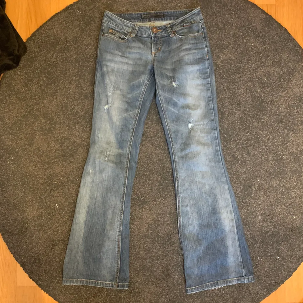 Skitsnygga jeans från Only. Säljer då jag inte använder dem tillräckligt mycket. Jag är 163 cm💝💝. Jeans & Byxor.