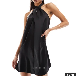 Svart halterneck klänning - Svart helt oanvänd klänning med halterneck från River Island i storlek 38! Jättefin!!!