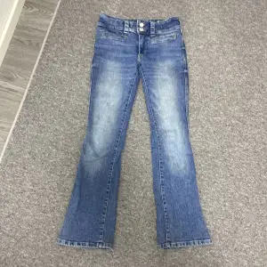 Mörkblå washed jeans med fickor på rumpan och två knappar!!!De är andvända men säljs inte längre på hm hemsidan.