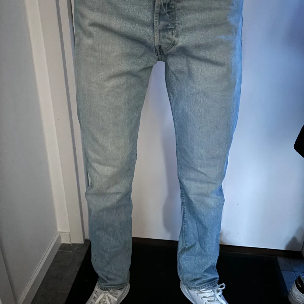 Säljer nu ett par fräsha Levis 501! Modellen är 183cm och bär på storlek W30,L32. Jeansen är i mycket bra kvalite. Nypris 1099kr mitt pris 300kr. Jeans & Byxor.