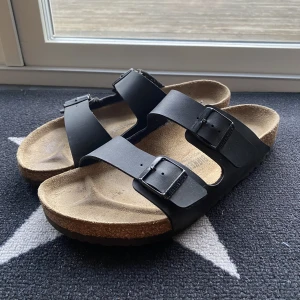 Birkenstock  - Ett par birkenstock som är köpta för 1000 användes bara ett få tal gånger och är i väldigt bra skick, storlek 46
