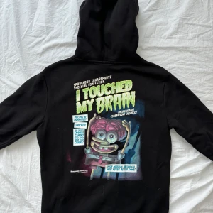 svampbob fyrkant hoodie - strl s (från mansavdelningen). köpte för många år sedan, använt ett fåtal gånger & i perfekt skick. pris går att diskuteras. 