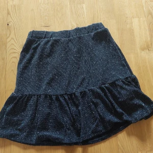 Kjol - Fin glittrig kjol som passar till fester. Små defeker (se bild 3), men märks inte. I barnstorlek men passar xs skulle jag säga.