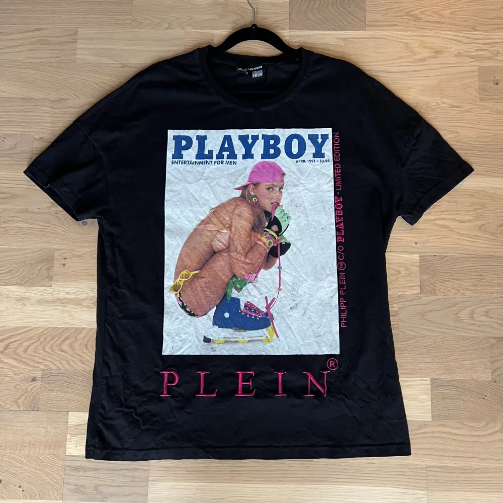 Philipp plein x Playboy t-shirt, i använd skick, se bild för att uppskatta skicket. Inga hål eller defekter. Storlek XL, sitter dock litet och passar L. Passar 175-190cm, vikt 70-90kg. Nypris 2800kr, köpt hos Plein.com. Jag säljer denna för 500kr. T-shirts.