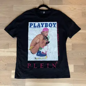 Philipp plein x Playboy t-shirt, i använd skick, se bild för att uppskatta skicket. Inga hål eller defekter. Storlek XL, sitter dock litet och passar L. Passar 175-190cm, vikt 70-90kg. Nypris 2800kr, köpt hos Plein.com. Jag säljer denna för 500kr
