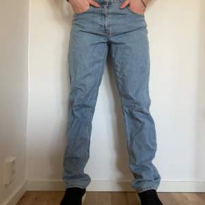 Ljusblåa jeans från asos! Jag är ca 180cm och väger 80kg