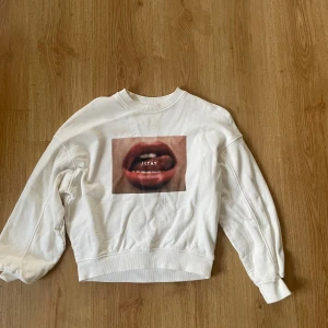 Vit sweatshirt - Super fin vit sweatshirt som aldrig är använd tyvärr.  Passar S Skriv vid frågor 