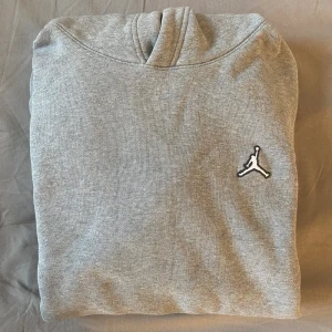 Jordan fleecehoddie - En superfin fleecehuvtröja med en broderad jumpman-logga på bröstet, mycket bra skick och nypris 849 från nikes hemsida