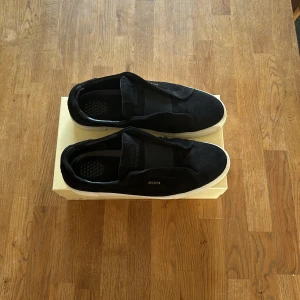 Axel Arigato skor - Axel Arigato skor som jag ej använder mer, storlek 46 men är inlägg i så om man har 45 kan man använda de. 