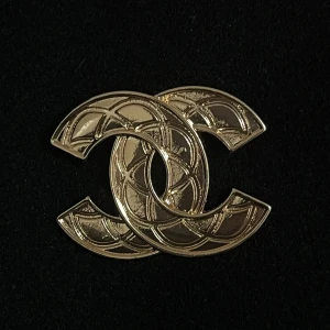 Snygg brosch 😍✨CC - Nu snygg guldig broch CC är 18k pläterad😍✨