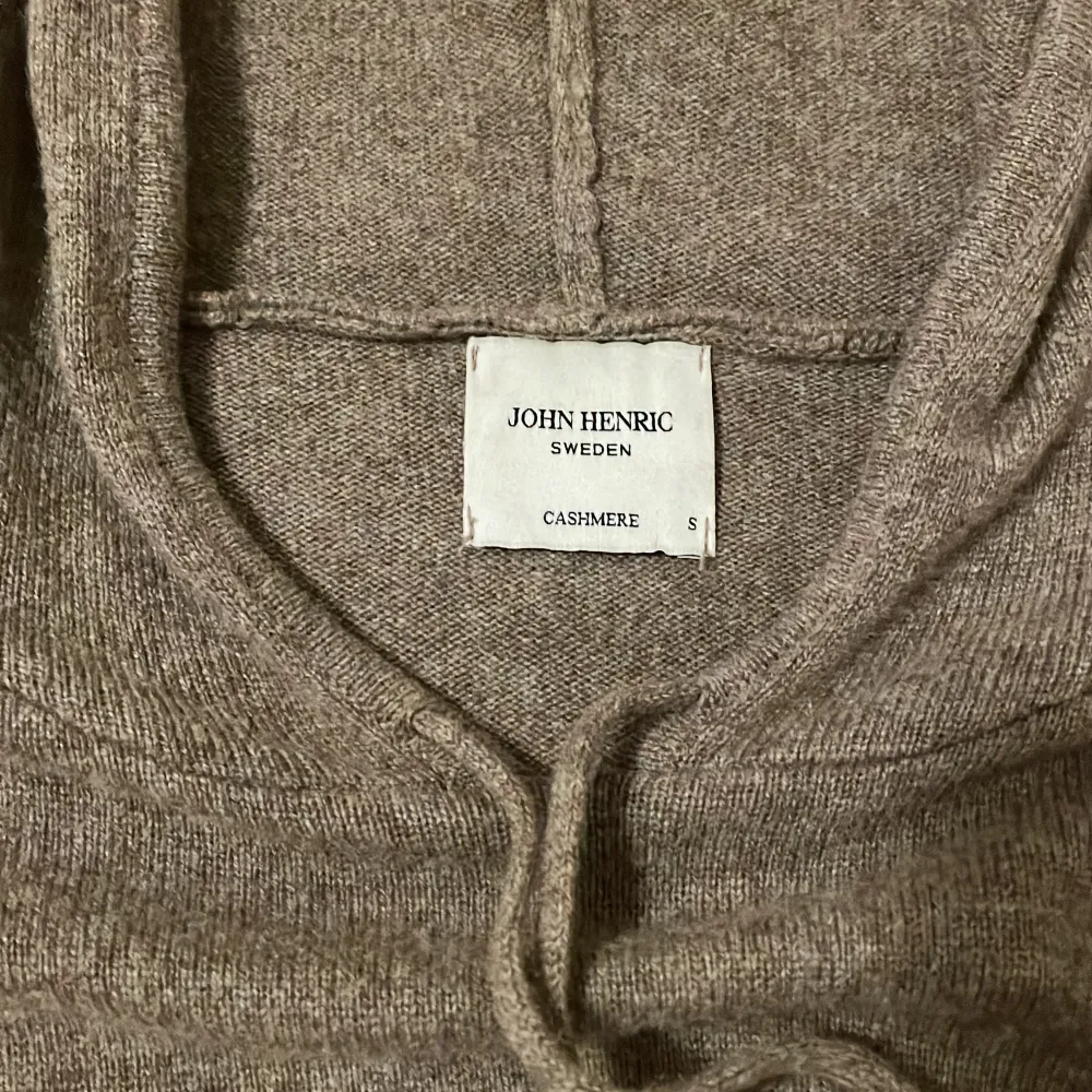 John Henric cashmere hoodie i bra skick säljes då den är för liten.  Har lagat sömmen på luvan undertill men inget synligt.  Nypris 1500 kr. Hoodies.