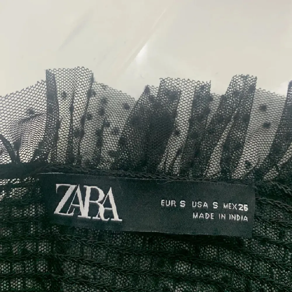 Säljer denna skit snygga blus från Zara, skriv vid intresse eller om ni har frågor💓. Blusar.