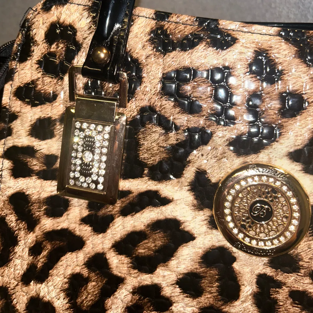 Hej!! Säljer denna fina leopard väska för att den inte kommer till användning. Vet inte riktigt märket.  Pris kan diskuteras💖. Väskor.