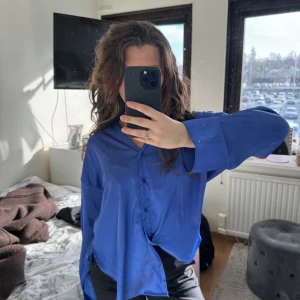 Siden blus från Monki - Blå sidenblus från monki i storlek xs. Plagget har använts ca 2 gånger och är i bra skick!