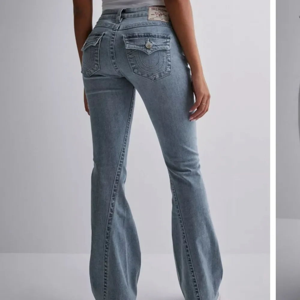 Säljer mina blåa true religion jeans använt 3 ggr strl 27W. Kollar intresset skicka privat för egna bilder. Nypris 1199kr säljer för 900kr då jag endast använt dom tre ggr och dom ser helt nya ut. . Jeans & Byxor.