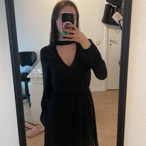 Svart klänning - Svart klänning, använd några gånger. 