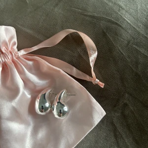 Drop örhängen  - Jätte fina silver örhängen från Snö of sweden. Endast testade 