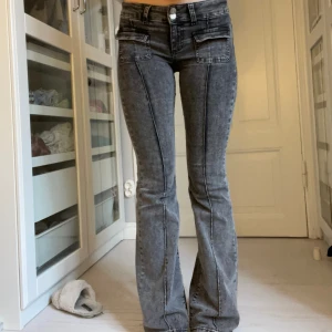 Nelly jeans  - Säljer ett par favvo jeans från Nelly, både as sköna men sitter också väldigt fint på! Dessutom långa i benen🙏🏼💗💗😊