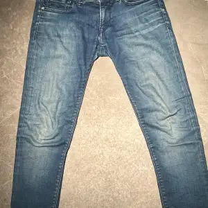 Hej säljer mina replay jeans i storleken 27/30 modellen på bilden är 165 cm lång hör av dig vid minsta fundering 