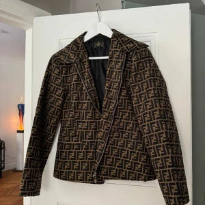 Fendi jacka vintage  - Säljer min underbara Fendi jacka som jag köpt på Vestiaire förra året för 5900kr.  Jackan är även skickad till Vestiaire för äkthetskontroll innan jag fick hem den.  Jackan är i storlek S men funkar bra mellan XS-M. 