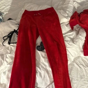 Juicy byxor - Ja säljer även byxorna så man kan antingen välja att köpa bara byxorna eller hela dressen. Säljer för att dom inte används. Även byxorna är i bra skick och är antända ett par gånger 