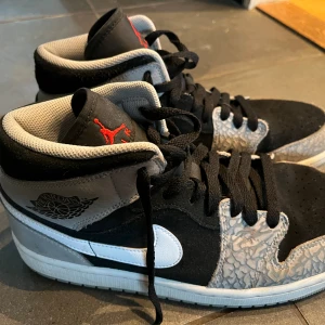 Nike Air Jordan  - Snygga grå/svarta Nike Air Jordans storlek 42 1/2.  Mycket fint skick! Ser ut som nya!  750kr