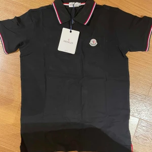 Moncler Pike - Helt ny moncler pike med tags. Storlek M!