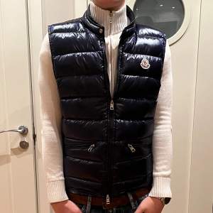 Säljer nu min snygga blåa Moncler väst i storlek 3 som sitter som m. Väldigt bra skick bara använd några gånger.