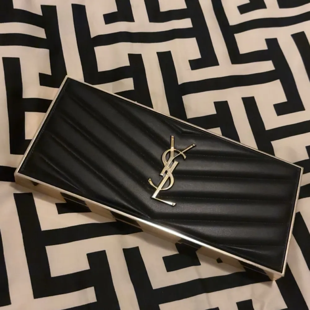 YSL Couture Color Clutch Ny skick, perfekt att ha den i väskan. Jätte fin palett, färgerna är väldigt fina/pigmangerande men kommer aldrig till användning. Köpt för 1300, säljs för 899. Fråga för bilder/pris/annat.. Muu.
