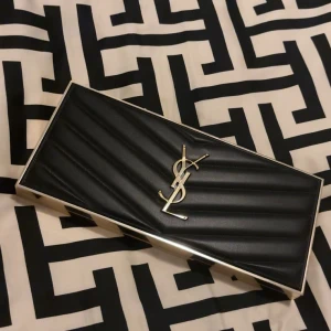 YSL Yves Saint Laurent Ögonskuggspalett, nyskick - YSL Couture Color Clutch Ny skick, perfekt att ha den i väskan. Jätte fin palett, färgerna är väldigt fina/pigmangerande men kommer aldrig till användning.  Köpt för 1300, säljs för 899.  Fråga för bilder/pris/annat.