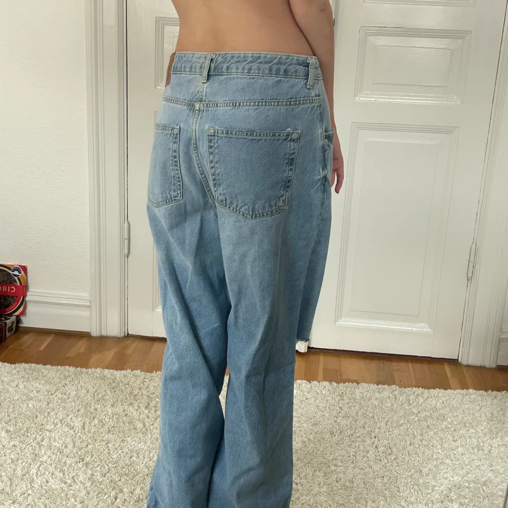 Jättefina jeans från carlings, köpta för 499kr. Använda 2-3 ggr. Inga defekter. . Jeans & Byxor.