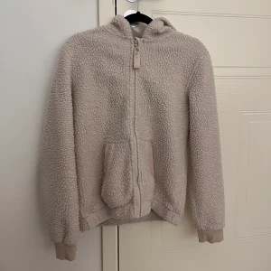 Kofta - Ljusbeige fluffig kofta från H&M i storlek 146/152, passar XS och S🤍