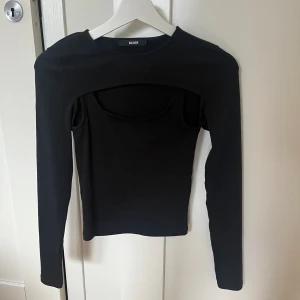 Tröja  - Fin tröja köpt på bikbok i storlek xs! Oanvänd utan prislapp men i väldigt bra skick💗pris kan alltid diskuteras