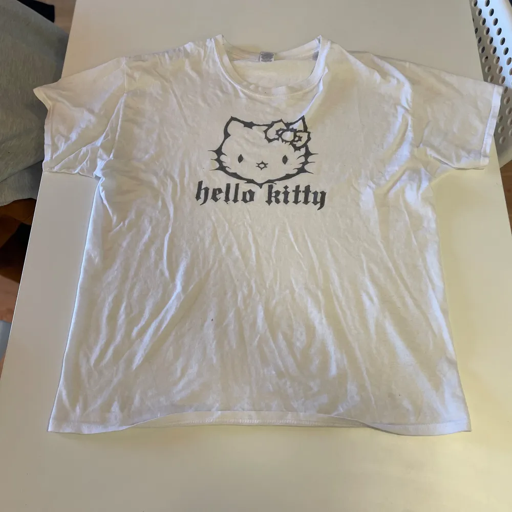 As fett hello Kitty tisha som är perfekt för er kawaiii/drain idetitets kris människor som behöver en sådan vacker tisha 🤩   Inga Flaws   Pris kan alltid diskuteras . T-shirts.