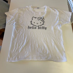Hello Kitty t-shirt  - As fett hello Kitty tisha som är perfekt för er kawaiii/drain idetitets kris människor som behöver en sådan vacker tisha 🤩   Inga Flaws   Pris kan alltid diskuteras 