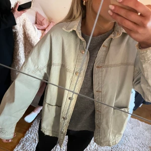 Jeansjacka  - Säljer denna ljusblå jeansjacka från zara, i väldigt bra skick🩷