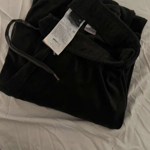 Gina byxor  - Säljer mina Gina byxor som jag köpte förra året har använd de i ett par månader den är i bra skick har inget hål osv.Skulle ha passat någon som är 165 typ 