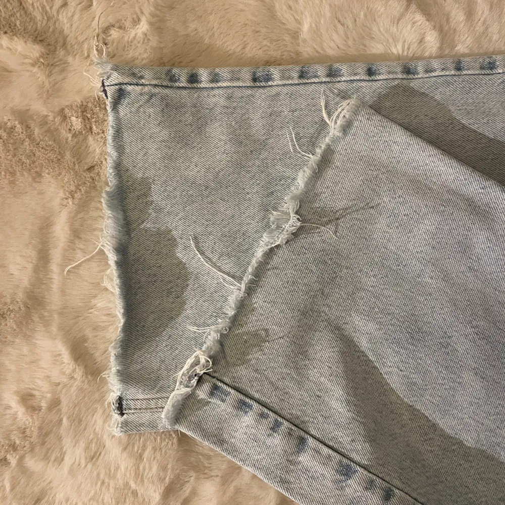Högmidjade, blå jeans från Gina Tricot i storlek 34.  De är klippta, men annars i fint skick. Kontakta vid intresse eller funderingar!❤️. Jeans & Byxor.