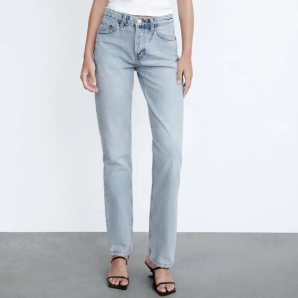 Zara mid rise straight jeans. Ljusblåa, rak passform i storlek 38.💕 Sista bilden är lånad från Zaras hemsida.. Jeans & Byxor.