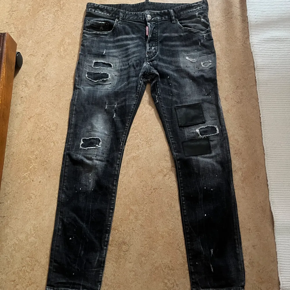 Hej! Säljer nu mina dsquared2 jeans då dem inte kommer till användning. Dom är köpta på Farfetch för ungefär 5699kr jag säljer dem för 2000kr, storlek 52/L för fler frågor är det bara att höra av sig!. Jeans & Byxor.