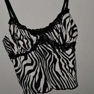 Fin zebra topp från shein - Super fin topp från shein och bra kvalitet 