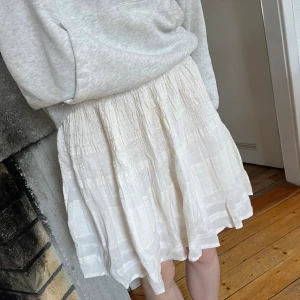 Zara kjol - Jättefin och populär kjol från Zara 💓 Väldigt stretchig och stor i storleken enligt mig. Passar mig med xs ändå, men tror den passar mer S. Längd ca 43-44cm, midjemått tvärs över ca 28/29cm. 