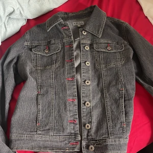 grå jeansjacka  - superfin grå jeansjacka, köpte den second hand men har inte använd den själv :) 