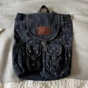 Blå ryggsäck från Abercrombie & Fitch!🧚‍♀️🧚‍♀️