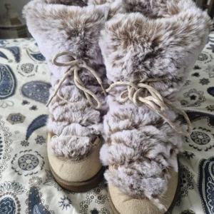 Skor - Stl 40 använda 1 gång beiga m lite beige / rosa päls