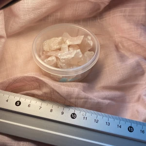 Rå rose quartz - En burk rå rose quartz i små bitar, perfekt till att göra smycken eller att sprida i hemmet för lite extra energi. 