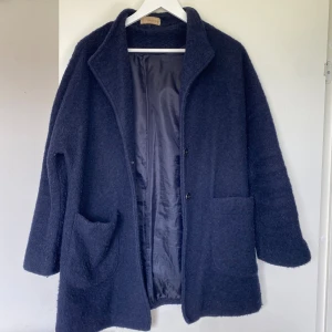 Marinblå kappa  - Supertrendig marinblå kappa från Trucco!  Finns ingen stl men passar mig som när S/M!
