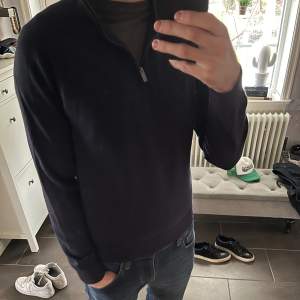 En half zip från Bläck i storlek M. Tröjan är i bra skick och nypris är runt 700 kr.